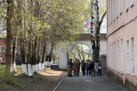 Волонтеры помогают эвакуированным жителям в пункте временного размещения. 