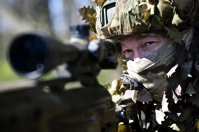 Российские военные уничтожают украинских карателей.