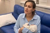 Анна Мироненко со своим новорождённым сыном.
