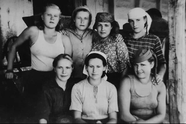 Улыбки на лица советских людей вернулись после Победы, хотя им ещё долгое время приходилось тяжело работать, восстанавливая страну. На фото - Евдокия Протченко (нижний ряд, первая справа) с подругами в 1947 году.