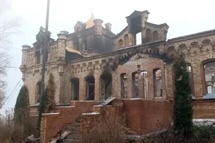 В результате обстрела пострадала усадьба И. Т. Викторова, известная как «Дворец для любимой», расположенная в селе Сафоновка Кореневского района.