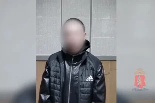 подозреваемый.