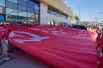 Участники движения «ЮНАРМИЯ» развернули знамя Победы.