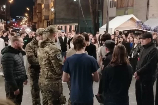 Поддерживать порядок на пешеходной улице помогают дружинники.