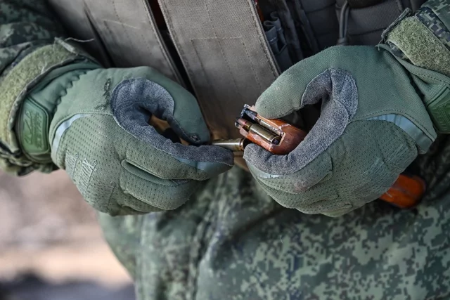 В общем, по паркету в берцах топать не придется — грязь окопов, вот ваши «придворные ковры».