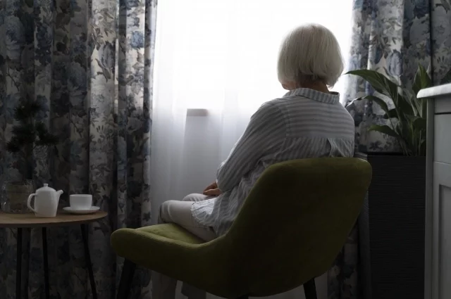 85-летняя омичка Лидия Новикова уже 35 лет страдает болезнью Паркинсона. 