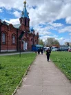 Люди шли пришли к храму заранее 