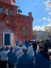 Гроб с телом военкора вносят в храм 