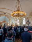 Сначала в храм для прощания впустили родственников погибшего, а потом разрешили войти всем пришедшим