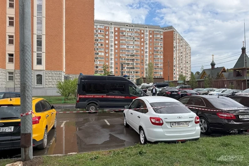 Экстренные службы на месте взрыва автомобиля в Балашихе.
