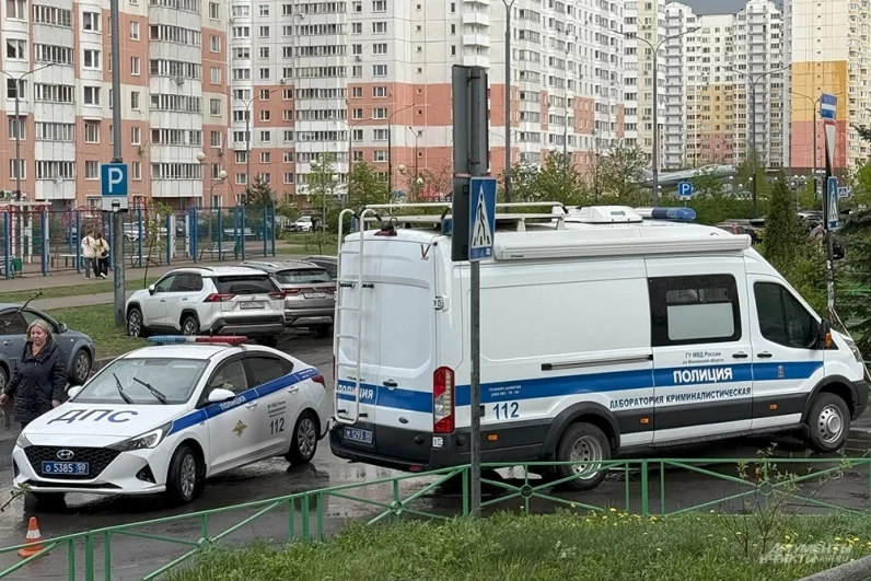 Экстренные службы на месте взрыва автомобиля в Балашихе.