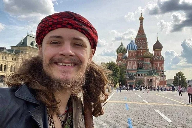 Глосс вступил в российскую армию и сражался в составе 137-го полка Воздушно-десантных войск.