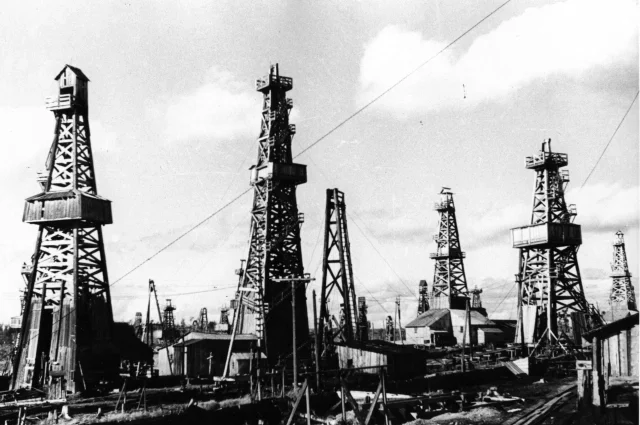 Охинские нефтепромыслы военных лет. 