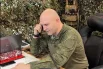 Офицер, координирующий действия бойцов, командует: «Поднимайте флаг над Горналью!»