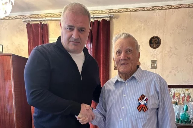 Ветеран бодро встречает гостей по праздникам.