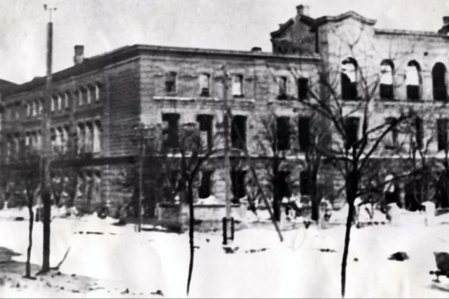 Так здание образовательного учреждения выглядело в 1942 году.
