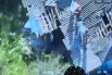 Военные водружают российский триколор над одним из домов в селе Горналь.