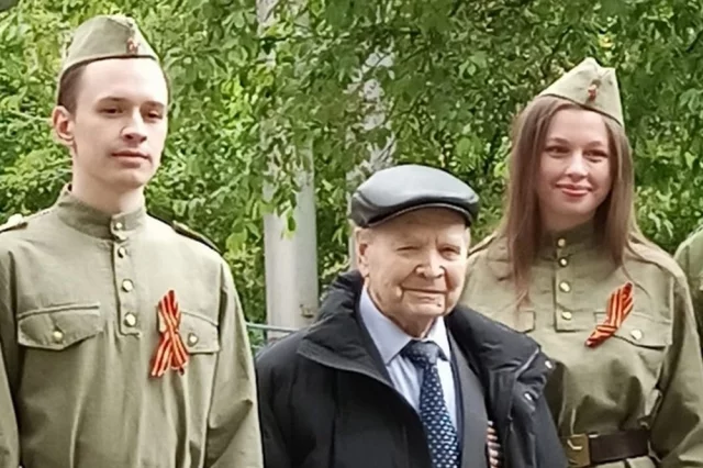 Пётр Алексеевич с волонтёрами Победы.