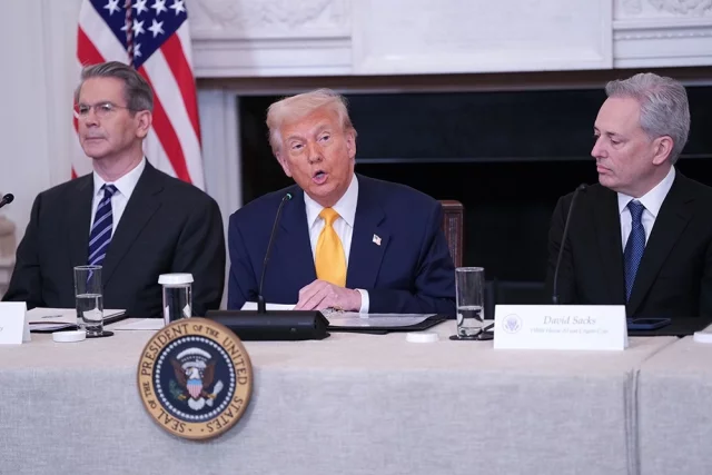 Дональд Трамп выступает с речью на саммите Белого дома, слева — министр финансов США Скотт Бессент, а справа — Дэвид Сакс.