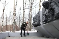 Молодежь чистит территорию у Мемориала Славы, у памятника сургутянам, ушедшим на фронт в 1941-1945 годах.