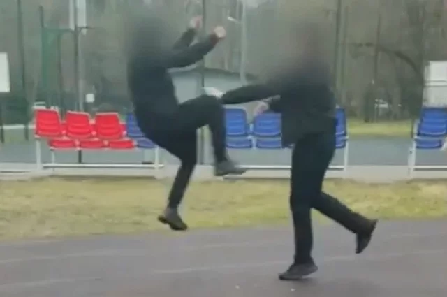Подростки подрались на школьном стадионе