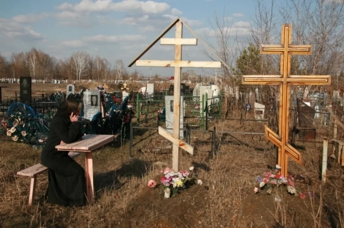 Священник Корчагин призвал не нести на кладбище еду и искусственные венки