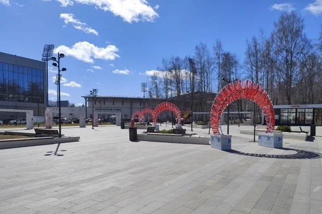 На основных городских локациях устанавливают праздничные конструкции. 