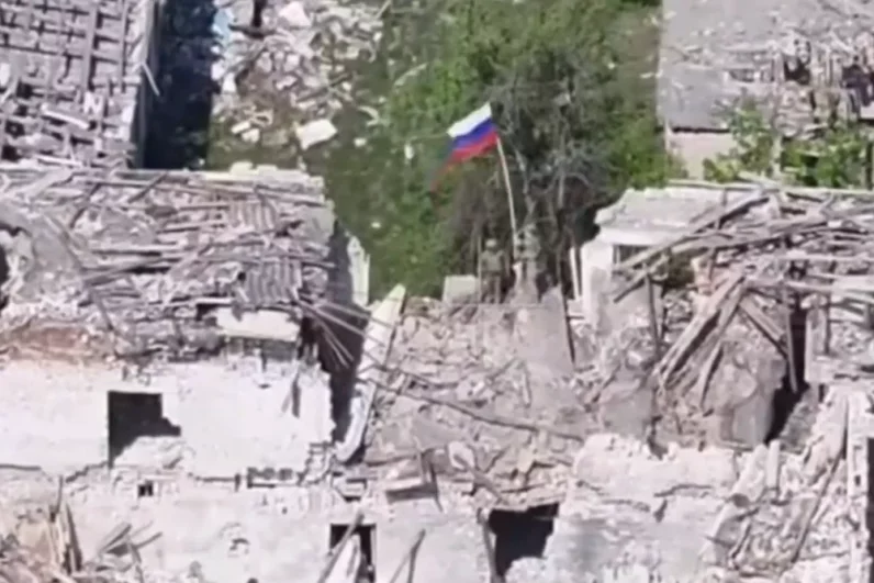 Штурмовики группировки войск «Запад» в ходе освобождения Каменки Харьковской области установили флаг России.