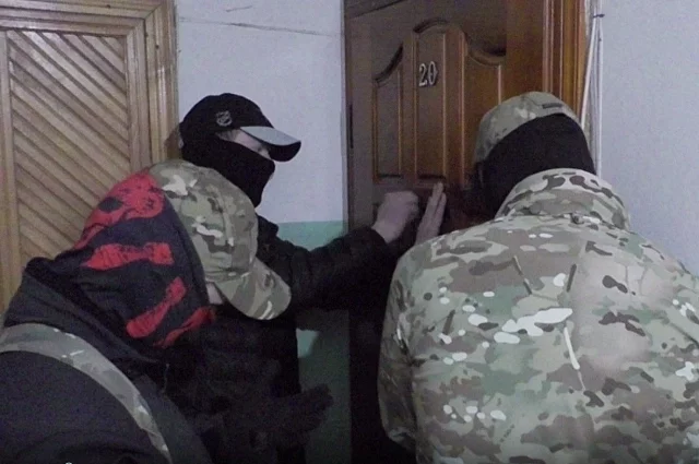 В дверь к одному из обвиняемых стучатся правоохранителию.