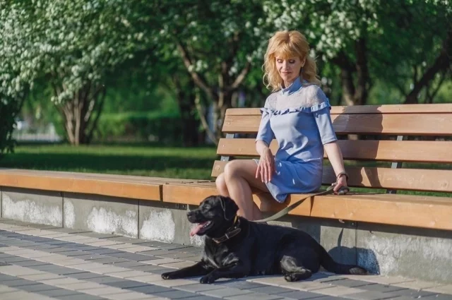 Кэнни сопровождает Елену практически везде — не только в пути на работу и домой, но и в путешествиях. 
