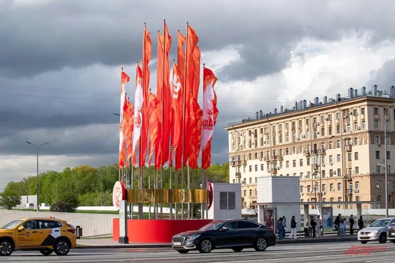 Флаговые композиции можно встретить по всему городу.