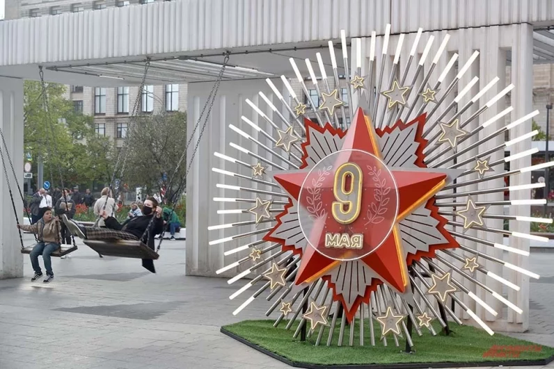 Помимо декоративных конструкций в некоторых частях города появились стенды с информацией о героях Великой Отечественной войны и архивными фото.