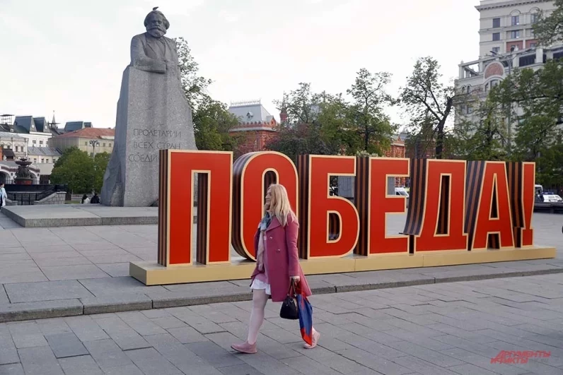 Установленные украшения не помешают обычной жизни горожан.