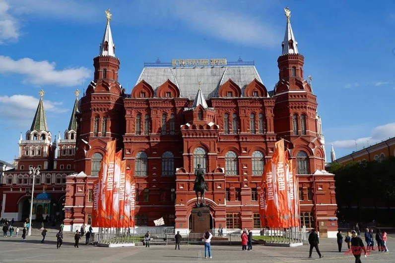 Украшение на площади перед Историческим музеем.