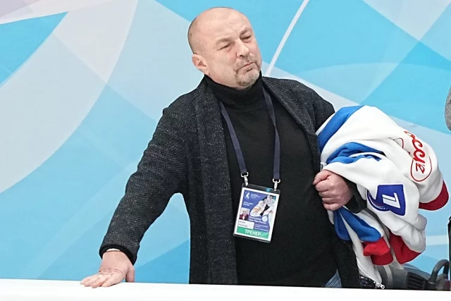 Тренер Александр Жулин наблюдает за выступлением спортсменов с произвольным танцем в танцах на льду на VI этапе Гран-при России по фигурному катанию.