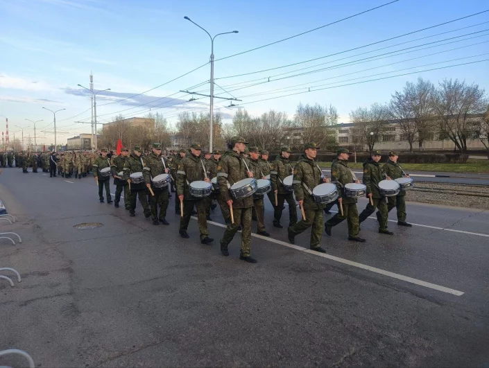 Барабанщики готовятся к своему выходу.