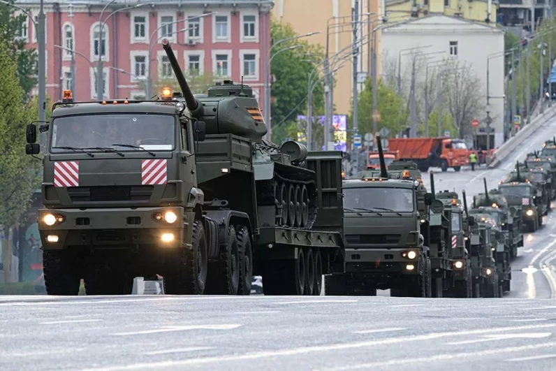 Колонна военной техники проехала до Красной площади, где состоялась вторая в этом году репетиция Парада Победы.