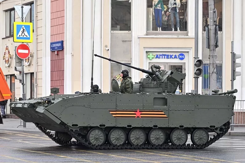 По дороге на репетицию колонна пересекла Таганскую площадь.