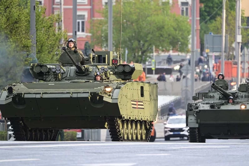 Идущая в колонне «БМП-2».