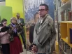 Актер Александр Петров делится с журналистами процессом работы над ролью почтаря.