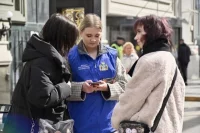 Добровольцев проекта ФКГС можно узнать по «фирменным» бейджам.