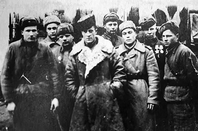 День Победы молодой сержант Дмитрий Абрамов (второй слева) с однополчанами встретил в Альпах в Австрии.