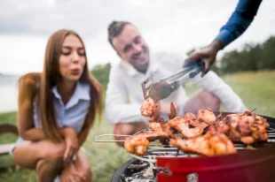 В мясе при жарке происходит карамелизация белка.