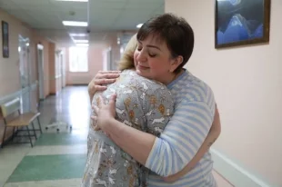 Наталья, обнимая дочку при выписке, не могла сдержать слез счастья.