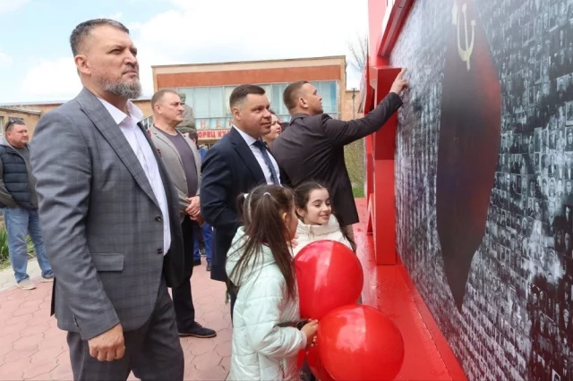 На панно - снимки героев всех войн, в которых участвовали уроженцы Советского округа.