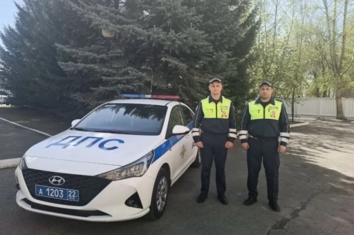 В Барнауле полицейские помогли спасти ребенка, проглотившего батарейку