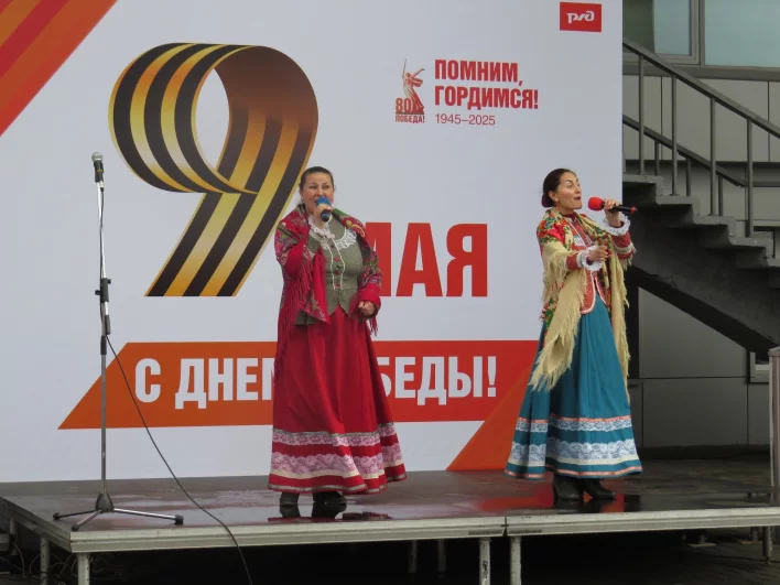 Ярким дополнением мероприятия стала концертная программа - звучали песни военных лет.