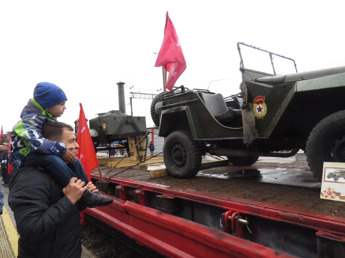 Интерес с экспозиции проявляли и взрослые, и дети.