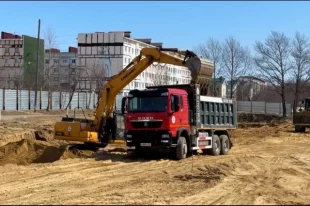 Вопросы расселения аварийного жилья решаются за счет переезда и строительства.