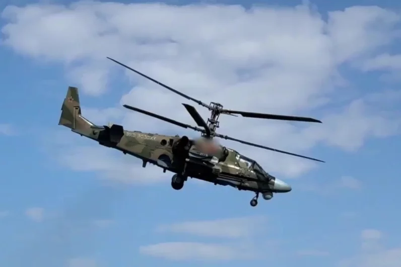 кипаж армейской авиации на вертолете Ка-52М нанес удар по живой силе и опорному пункту ВСУ.